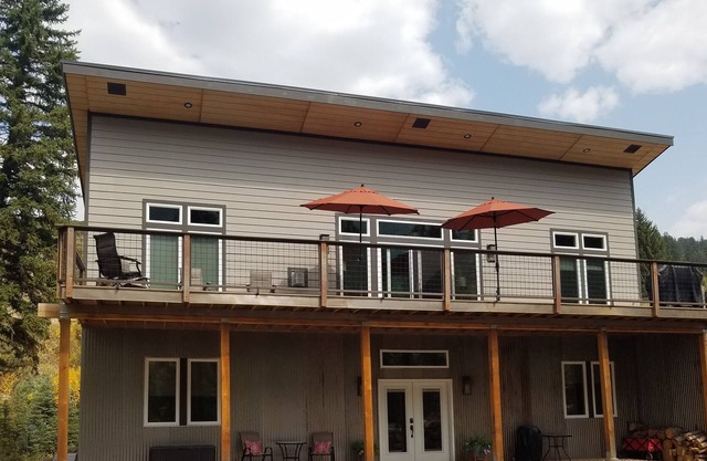 Riverfront 2 bedroom, 1 bath lower level 1,300 sq ft. apartment on Crystal River