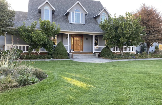 Riverfront - Amazing View! Large Estate with Pool Table, Air Hockey & Media Room