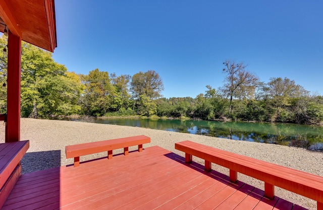 Riverfront Arkansas Abode - Furnished Deck & Grill