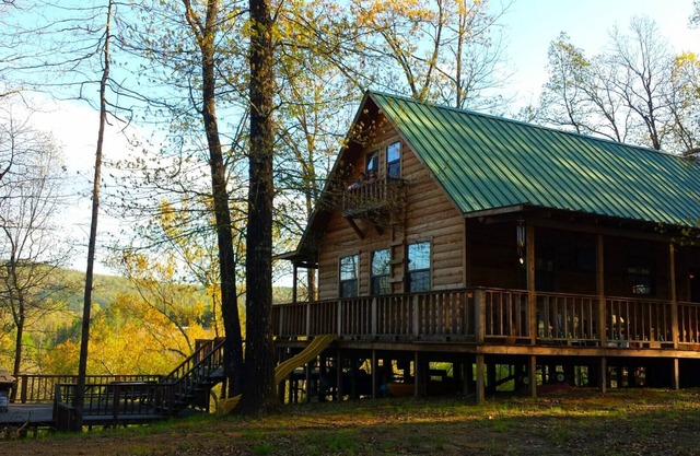 Riverfront Cabin Hideaway-Caddo Gap