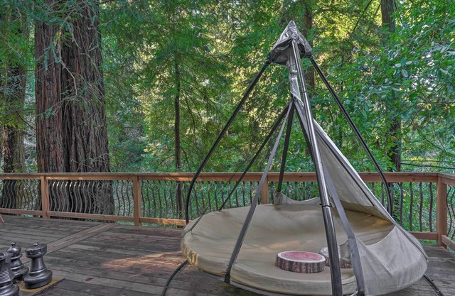 Riverfront Cottage in Redwoods w/Decks + Beach!