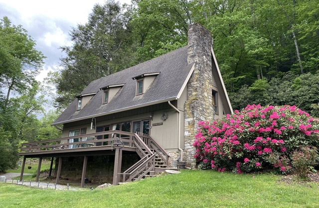 Riverfront & Creekfront Chalet near Waynesville & GSMNP- Free high speed WiFi!
