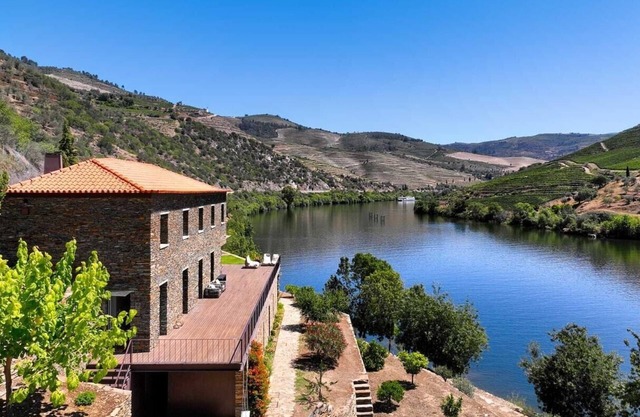 Riverfront Douro Villa With Pool in Wine Region