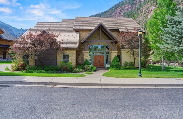 Riverfront Dream House 4 Bedroom/Loft 3.5 Bath