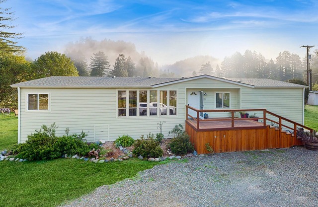 Riverfront getaway with firepit, deck, fireplace, full kitchen, W/D, & WiFi