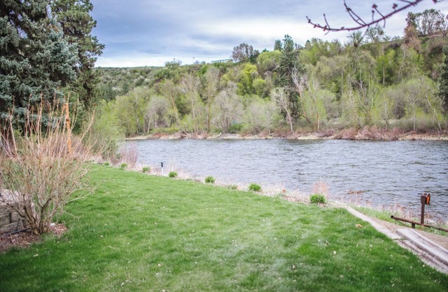 Riverfront Home in Beautiful Orchard