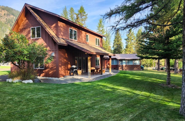 Riverfront home with mountain view & fireplace - walk to tram & Wallowa Lake