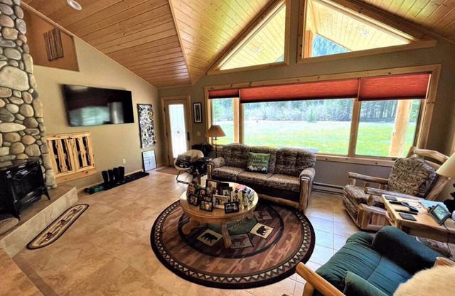 Riverfront home with amazing views, fireplace & washer/dryer