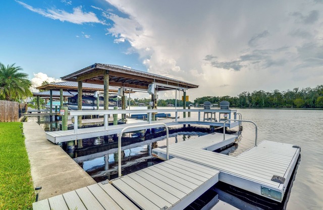 Riverfront Homosassa Retreat w/Kayak & Boat Dock!