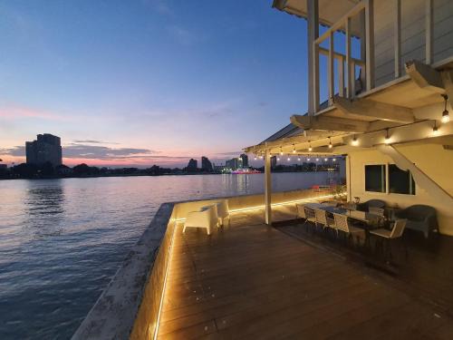 Riverfront house/Chao phraya river/Baan Rimphraya
