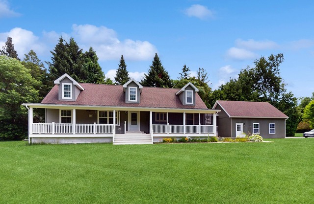 Riverfront house, dog-friendly, mountain views, a/c, porch, deck, gas stove, w/d
