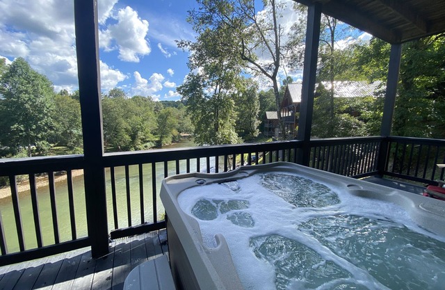 Riverfront Lodge Wifi, Folk School, Casino, Close to Town, HOT TUB