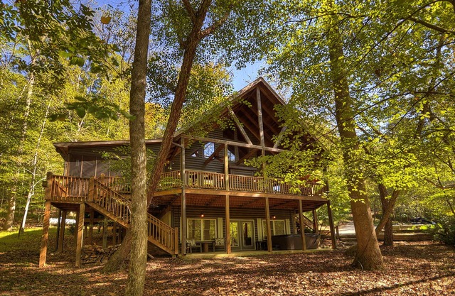 Riverfront, loud rapids, screen porch-River's Echo (neighboring Rapids' Echo