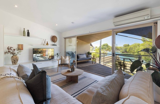 Riverfront Luxury: Poolside, Near Hastings