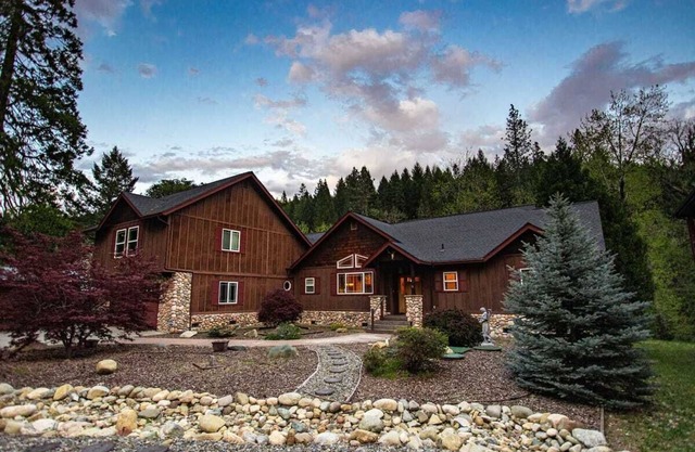 *RIVERFRONT* Mountain Lodge! Near Shasta Ski Park,Shasta Lake & Castle Crags!
