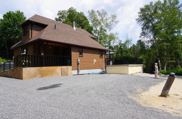 Riverfront Retreat **HOT TUB** WiFi at the edge of Muskoka