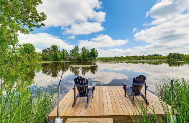 Riverfront Retreat/Hot Tub/Short Walk to Downtown