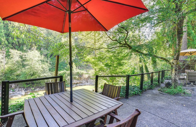 Riverfront Sandy Retreat, Fish & Kayak On-Site