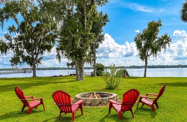 RIVERFRONT!! Scenic views, Dock, Boat Ramp, Kayaks, Firepit, Boating & Bass Fishing Paradise!