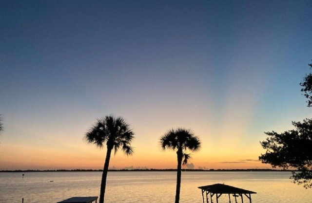 Riverfront studio with breathtaking views/sunrise