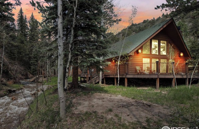 Riverfront Updated Cabin Close to Estes Park New Hot Tub 3 Private Acres Pet OK