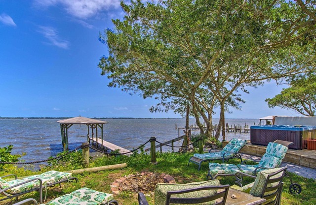 Riverfront Villa with Hot Tub & Fire Pit Access