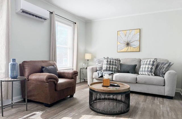 Riverside A2 - QUEEN 2BD/1BA Apt near River