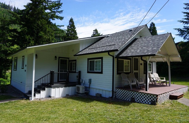 Riverside Cottage: Fish the North Fork of the Willamette-Bike the Alpine Trail!