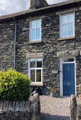 Riverside Cottage with secure bike storage