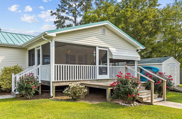 Riverside escape with kayaks, covered deck, updated interior, W/D, & central AC