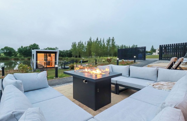 RIVERSIDE EXCLUSIVE RETREAT, romantic in St Columb Major