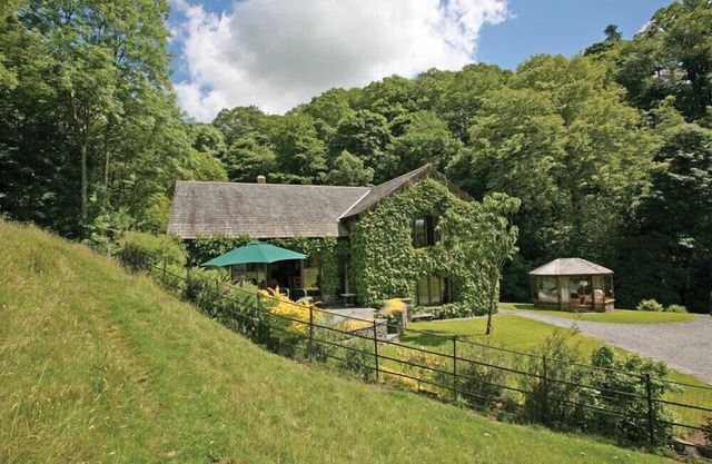 RIVERSIDE, family friendly, with open fire in Troutbeck