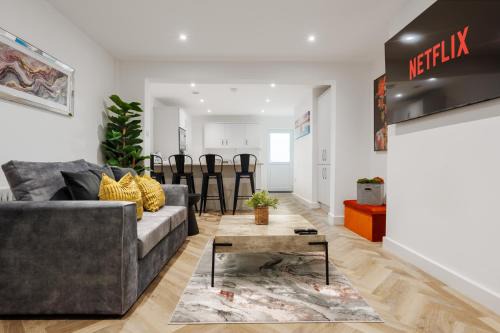 Riverside Flat Near Park Free Parking