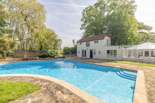 Riverside Gem, 2 Homes, Heated Pool, Hot Tub & Sauna