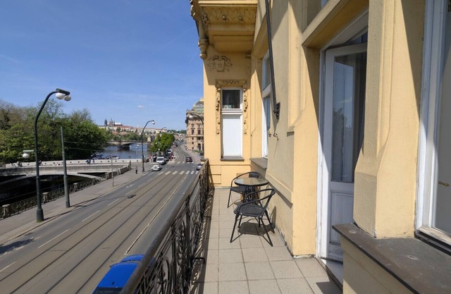 Riverside Gem w/Balcony View