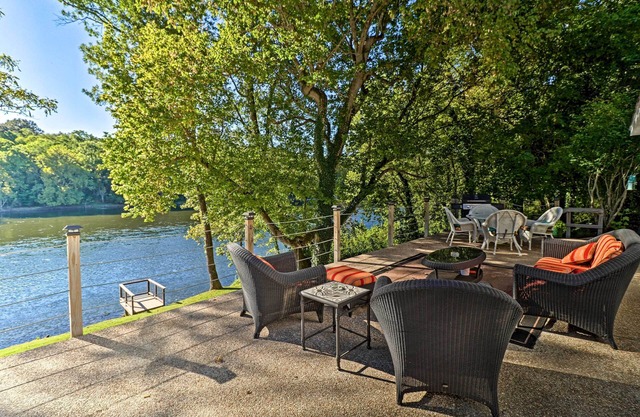 'Riverside Hide-A-Way' w/Patio, BBQ, Fishing Pier