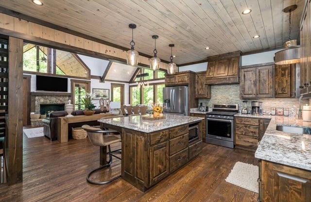 Riverside Home ~ Hot Tub ~ Fire Pit ~ Fish/Tube from the Backyard!