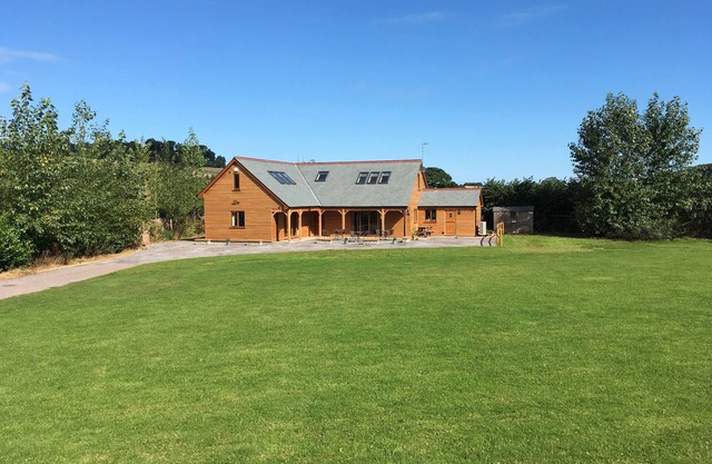 RIVERSIDE LODGE, pet friendly, character holiday cottage in Washford