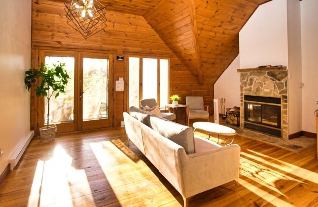 Riverside Modern Rustic 3 bds Chalet in Tremblant