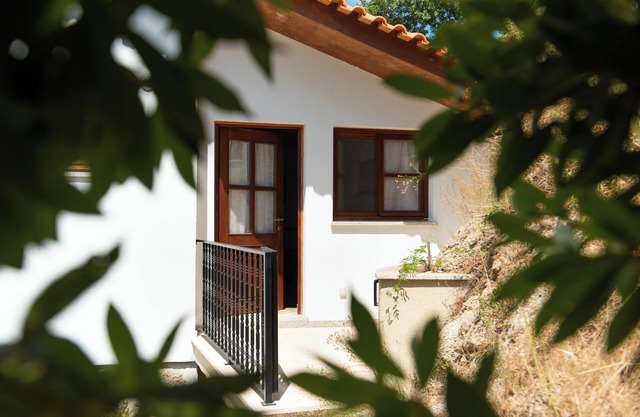 Riverside retreat: 3 bedroom getaway on the river Mondego.