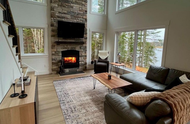 Riverside Retreat - Luxury getaway w/hot tub
