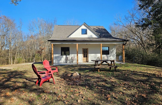 Riverside Retreat- Cozy Secluded 2 Bedroom Cabin on the Caddo River
