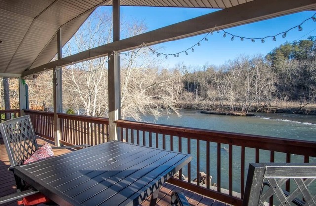 Riverside retreat w/soothing views & soft sounds