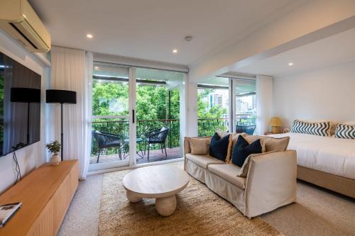 Riverside studio apartment with parking and view
