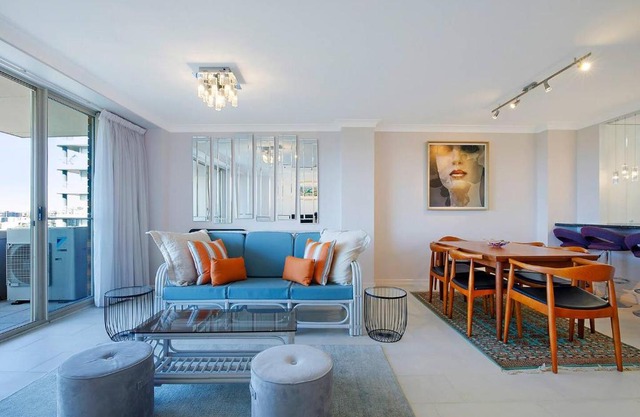 'Riverside Terrace' Inner-city Retro-chic with Pool