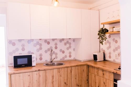 Riverside White Apartment