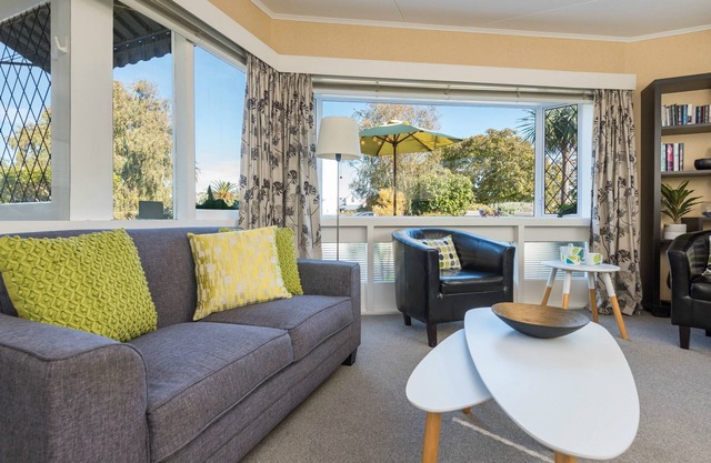 Riversong City Retreat - right on the edge of town