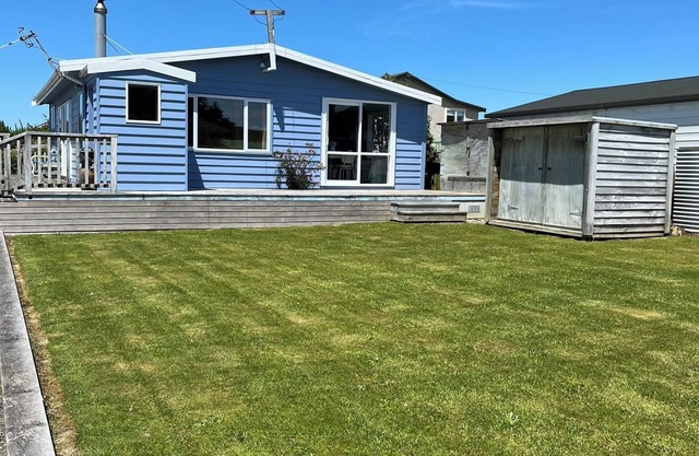 Riverton Retreat - get away from it all in a classic kiwi crib