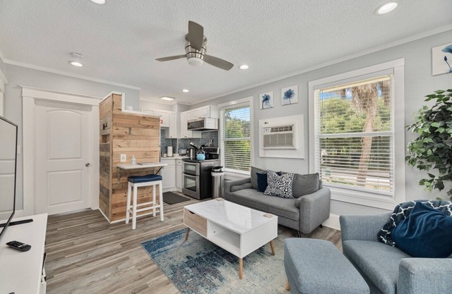 Riverview Blue: Downtown Melbourne Apartment