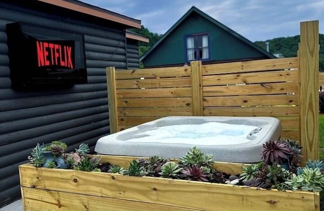 Riverview Cabin + Hot Tub w/TV+ Pickleball Court